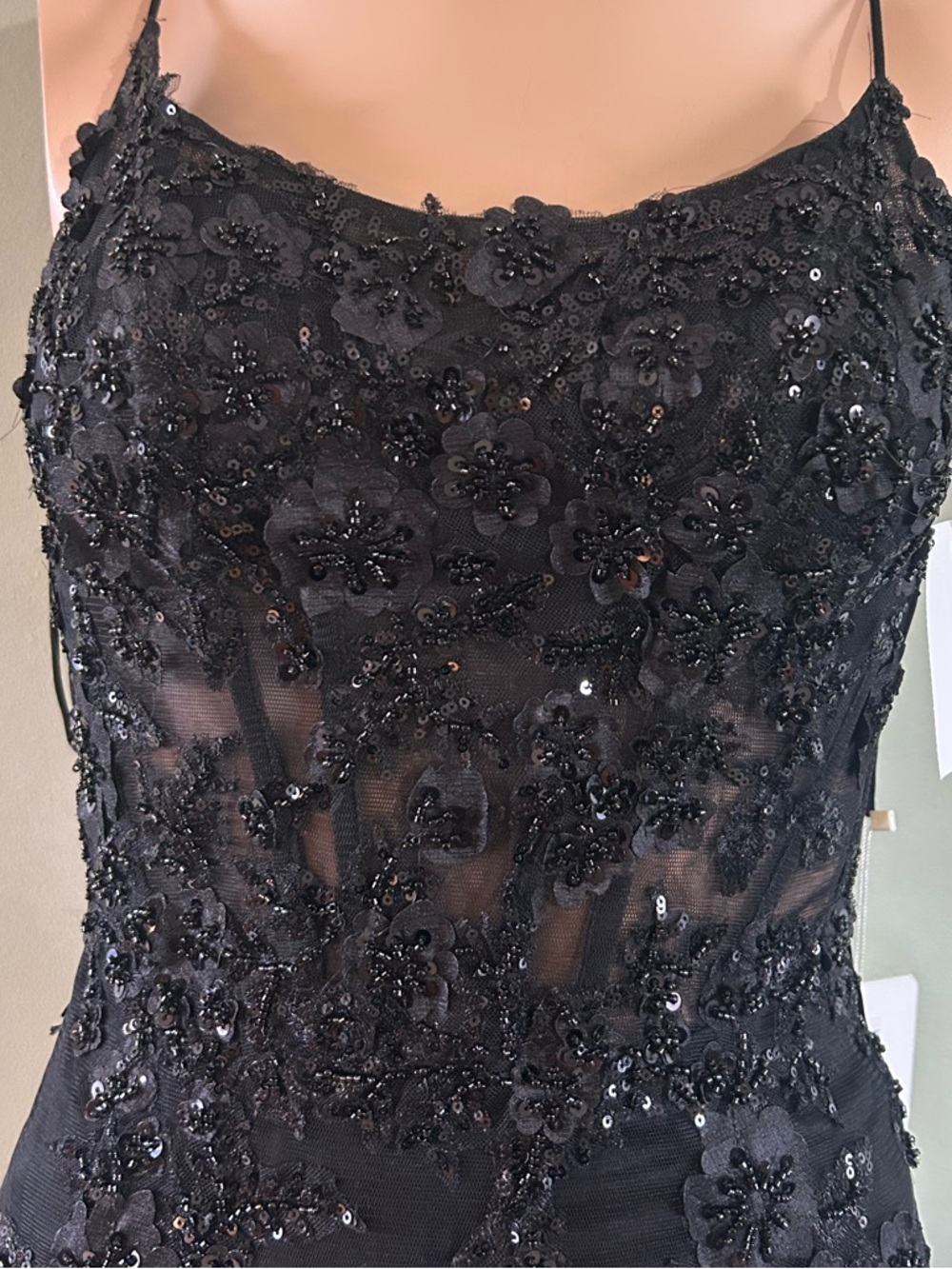GB Mermaid Beaded Applique Lace Back Gown
$379.00 NWT size 3 - Picture 11 of 15